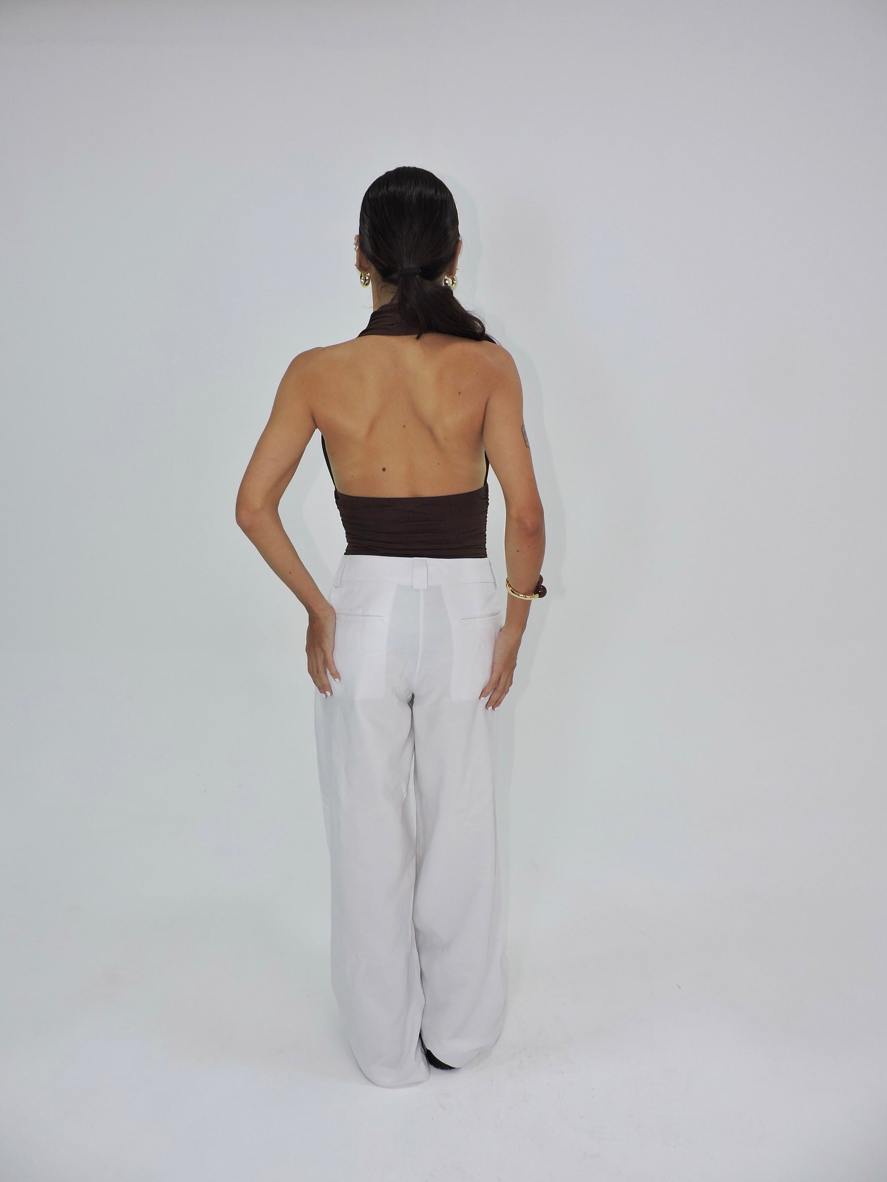 body decote frente única fuzz marrom