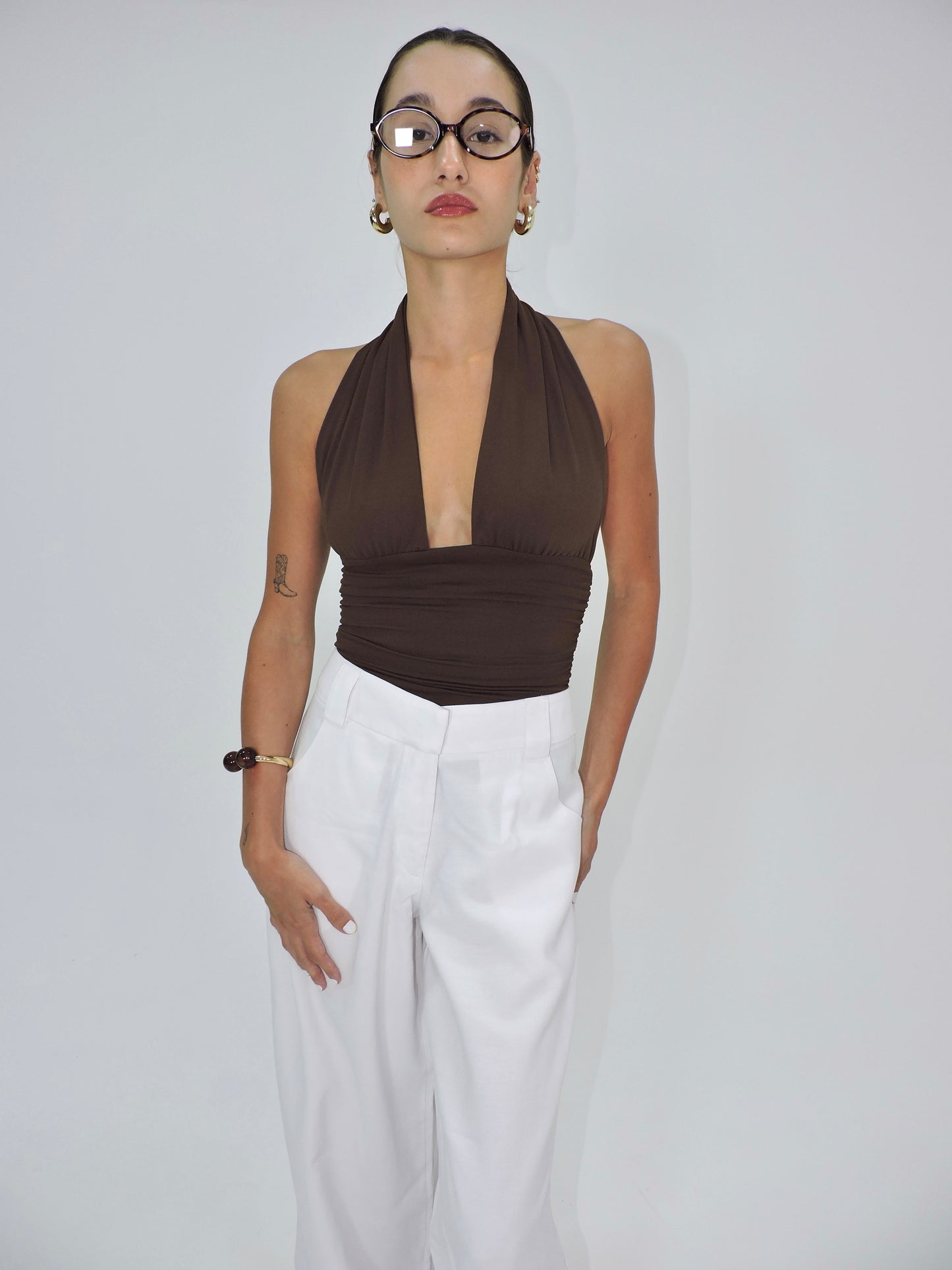 body decote frente única fuzz marrom