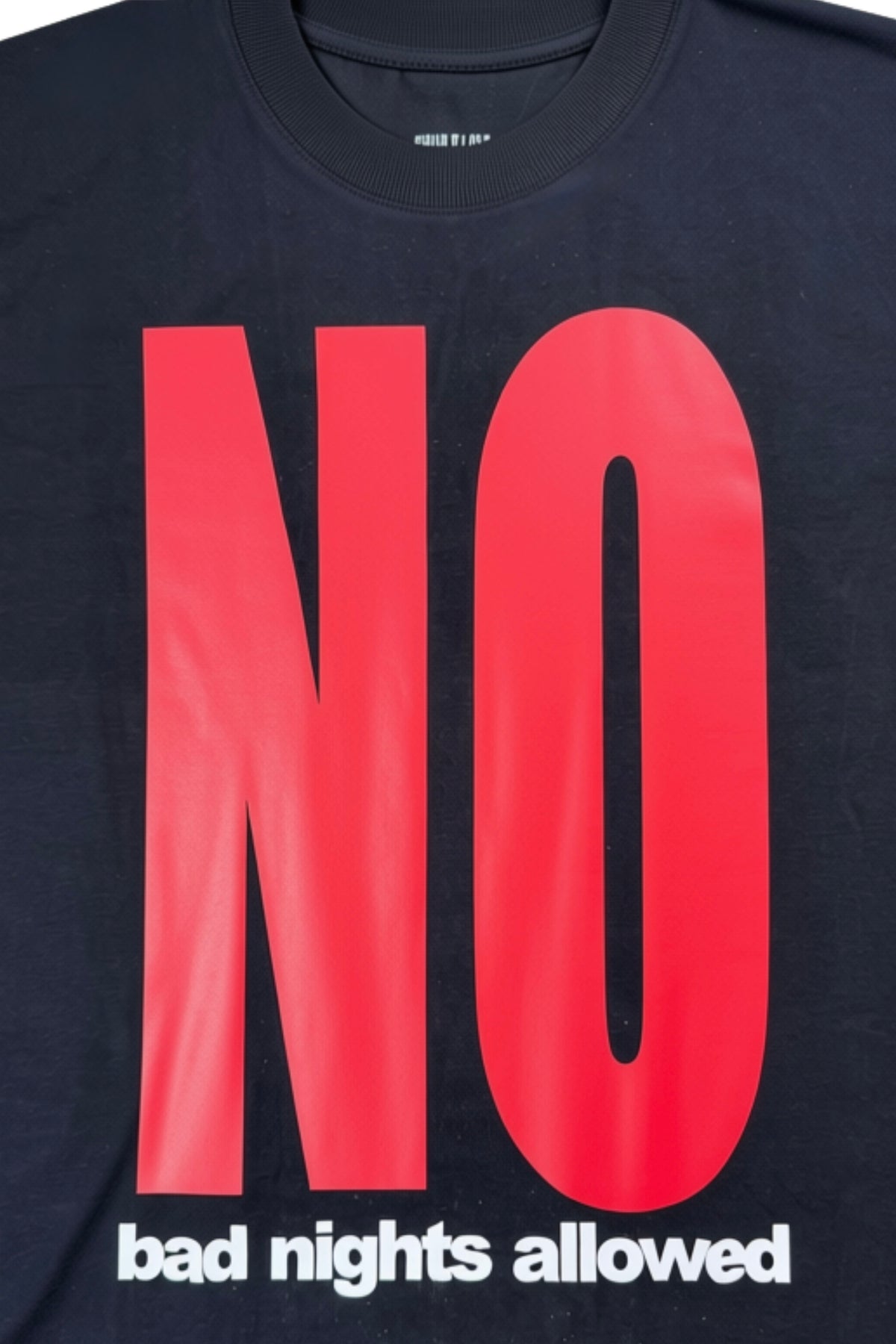 t-shirt boxy 'we don't do boring' preta