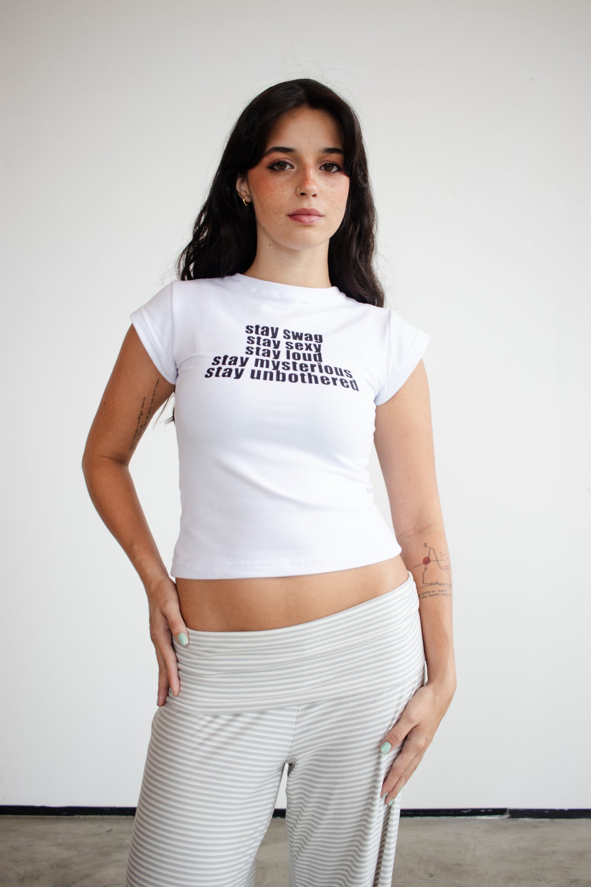 baby tee 'stay true stay you' branca
