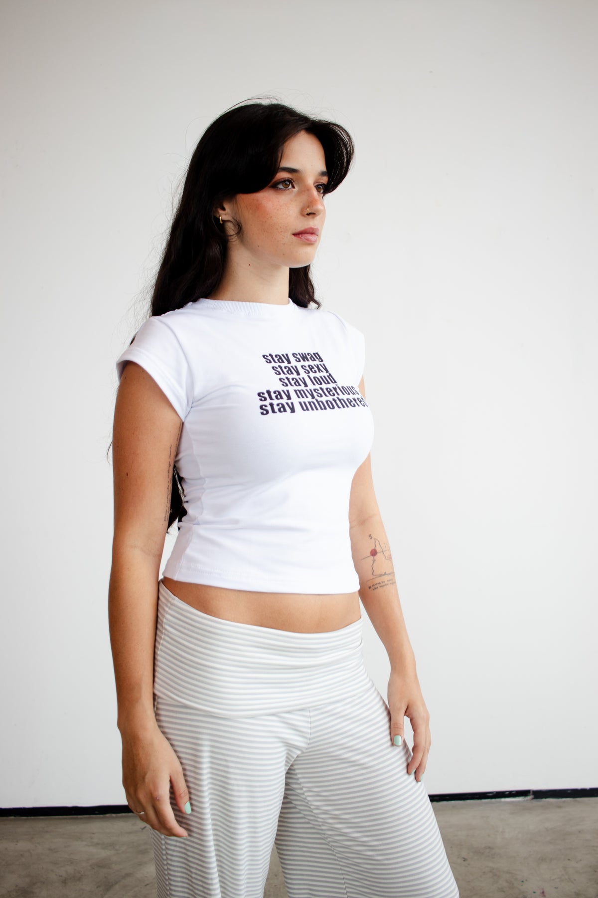 baby tee 'stay true stay you' branca