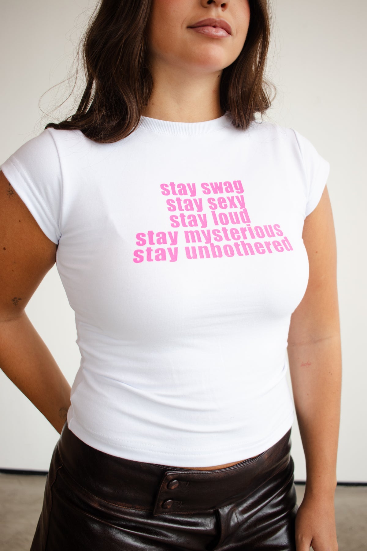 baby tee 'stay true stay you' branca