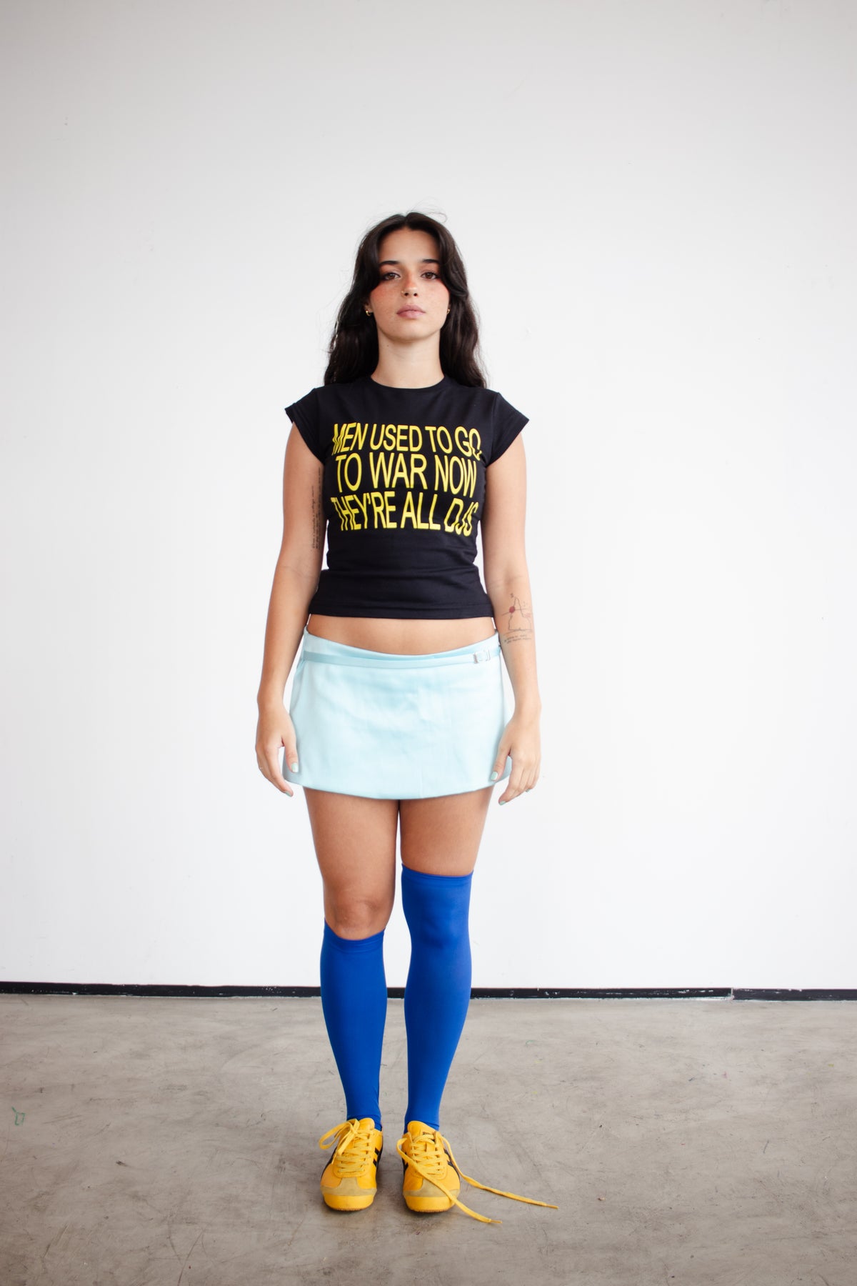 baby tee 'stop djs' preta