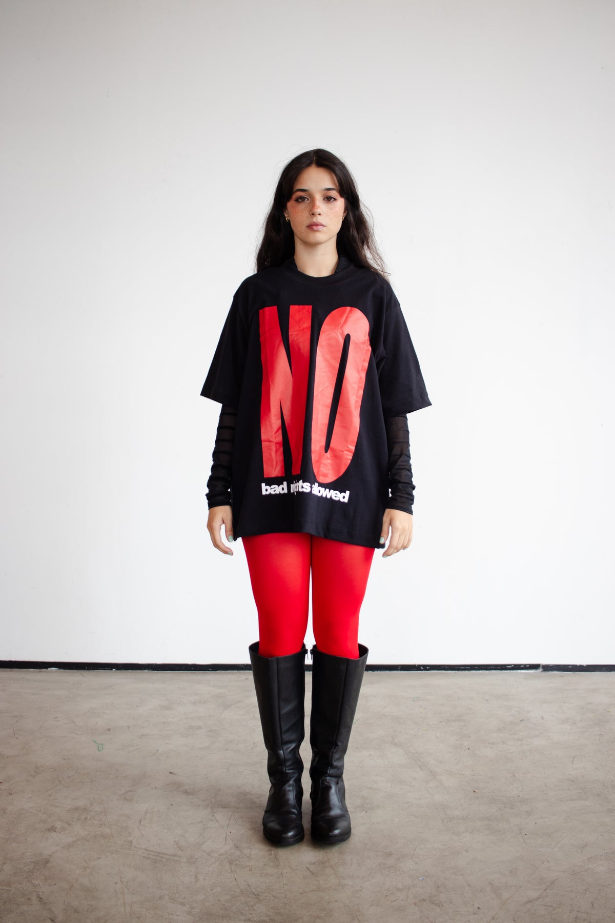 t-shirt boxy 'we don't do boring' preta