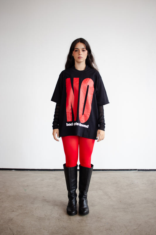 t-shirt boxy 'we don't do boring' preta