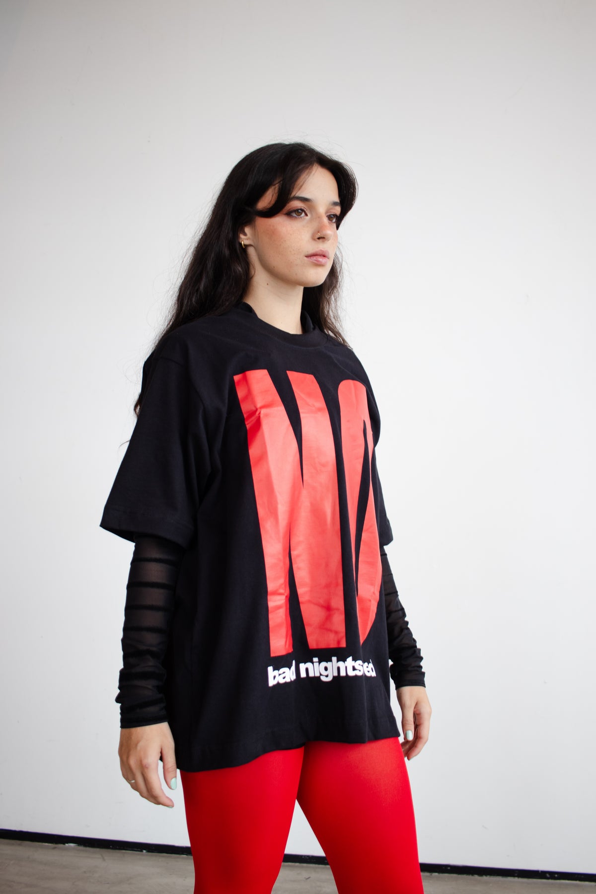 t-shirt boxy 'we don't do boring' preta